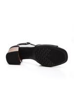 Sandalia-Dakota-De-Salto-Bloco-Feminina-Vazados-A-Laser-Y8311-01-Preto