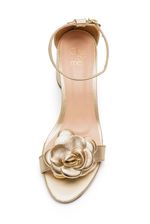 Sandalia-Cha-De-Mel-Salto-Medio-Feminina-Flor-2024-97-Ouro