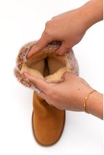 Bota-Mooncity-Feminina-Ugg-Peluciada-70808-Caramelo