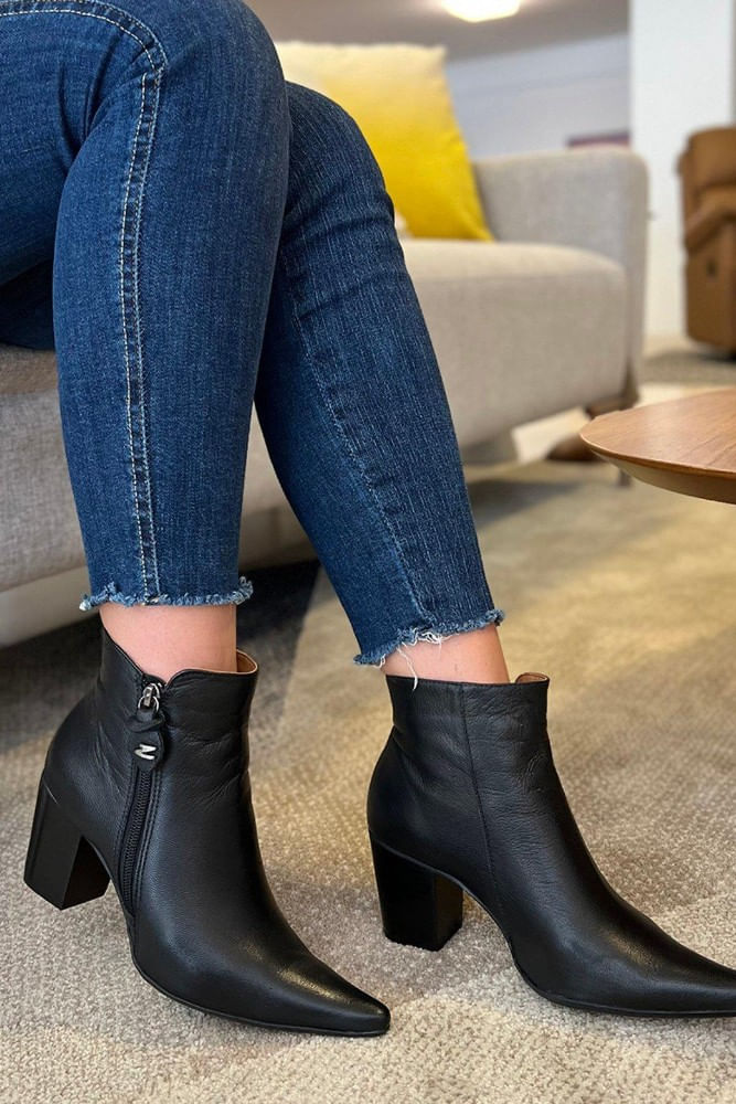 Bota-Dina-Mirtz-Cano-Curto-Feminina-Em-Couro-20.987-Preto