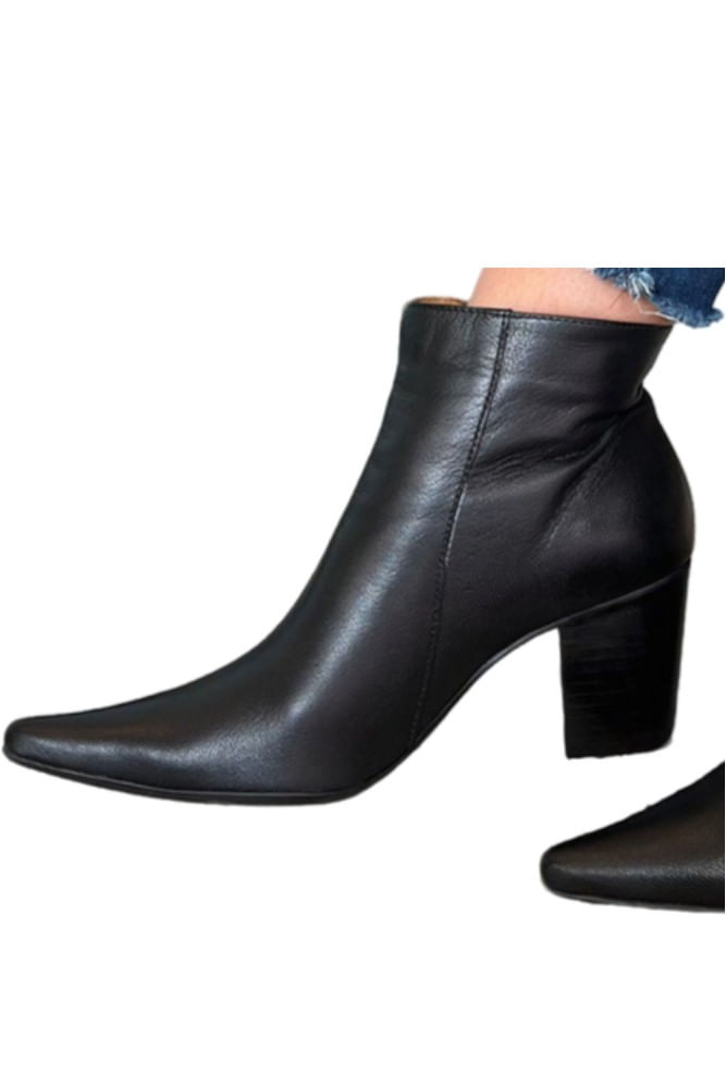 Bota-Dina-Mirtz-Cano-Curto-Feminina-Em-Couro-20.987-Preto