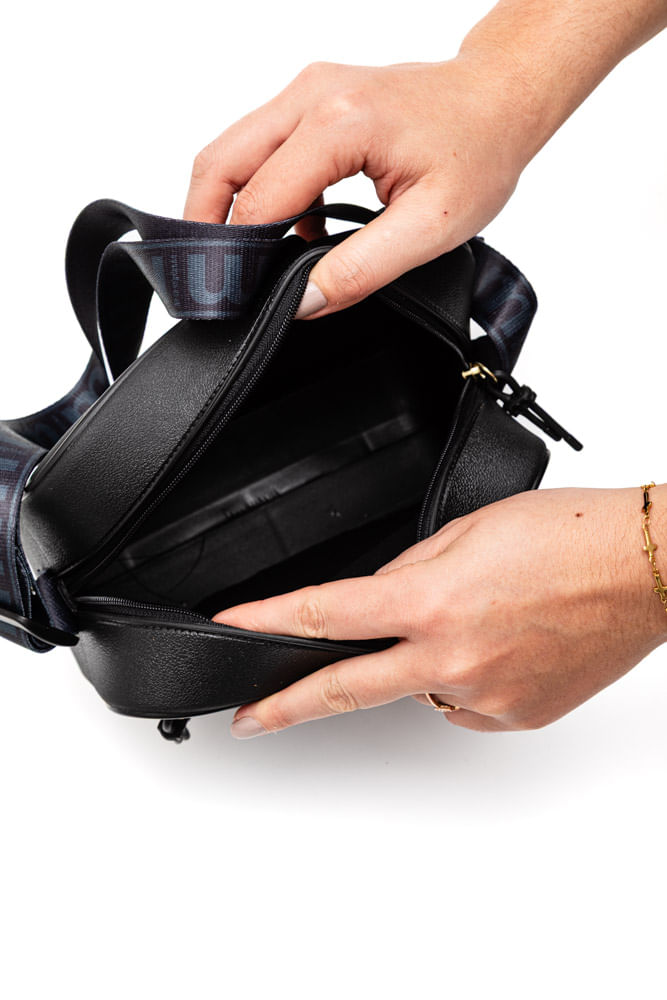 Bolsa-Moleca-Transversal-Feminina-Em-Pvc---50048.3-Preto