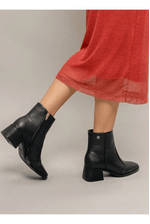 Bota-Pegada-Feminina-Em-Couro-Soft-Touch-282301-Preto