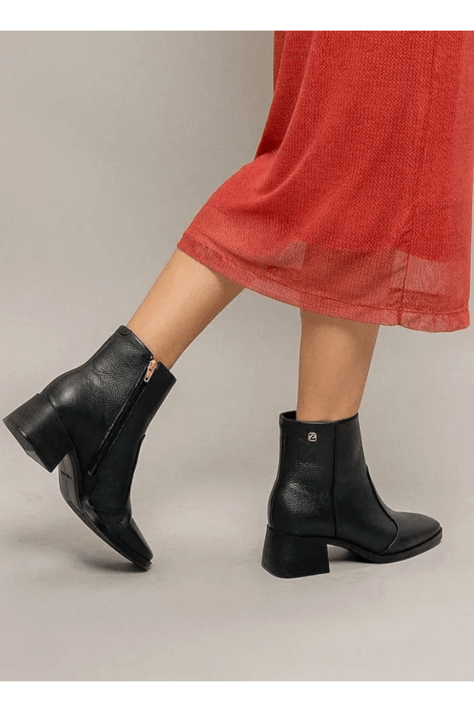 Bota-Pegada-Feminina-Em-Couro-Soft-Touch-282301-Preto