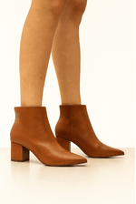 Bota-Cha-De-Mel-Cano-Baixo-Feminina-Fico-Fino-20.810-03-Caramelo