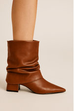 Bota-Cha-De-Mel-Cano-Medio-Feminina-Lapela-Slouchy-Z6418.28262-Caramelo