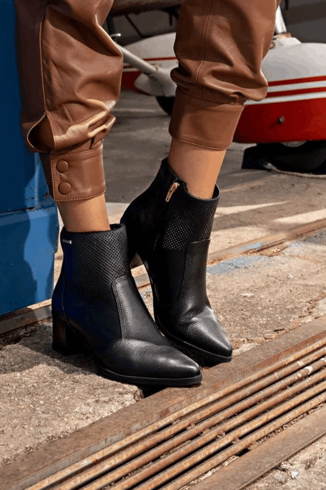 Bota-Pegada-Em-Couro-Cano-Baixo-Feminina-Verona-280502-05-Preto