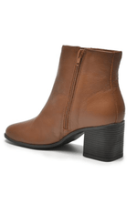 Bota-Ankle-Boot-Via-Marte-Cano-Baixo-Feminina-Couro-224-002-01-Caramelo