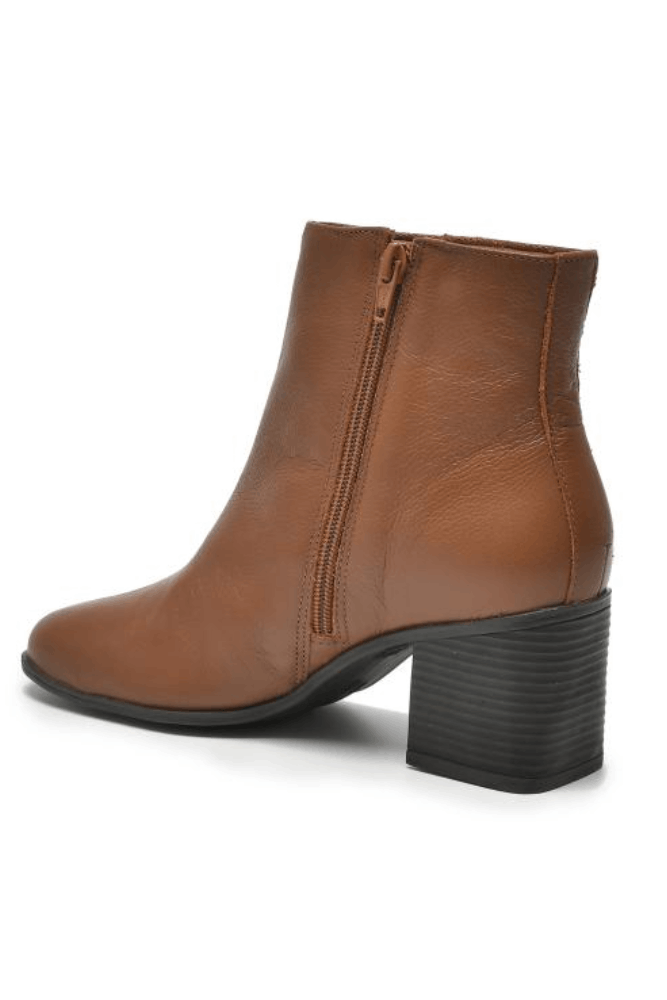 Bota-Ankle-Boot-Via-Marte-Cano-Baixo-Feminina-Couro-224-002-01-Caramelo