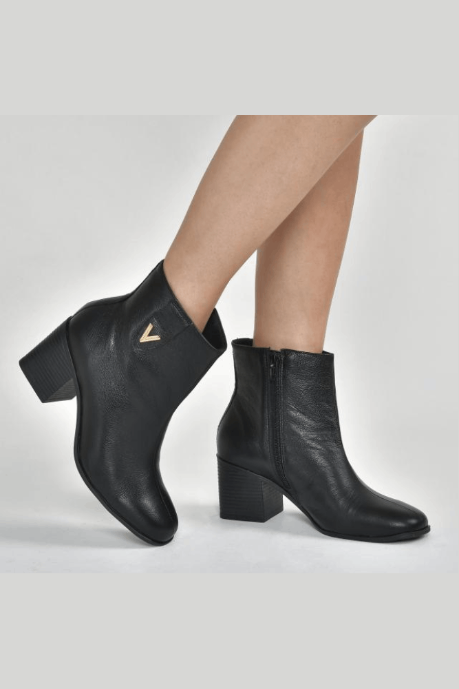 Bota-Ankle-Boot-Via-Marte-Cano-Baixo-Feminina-Couro-224-002-01-Preto