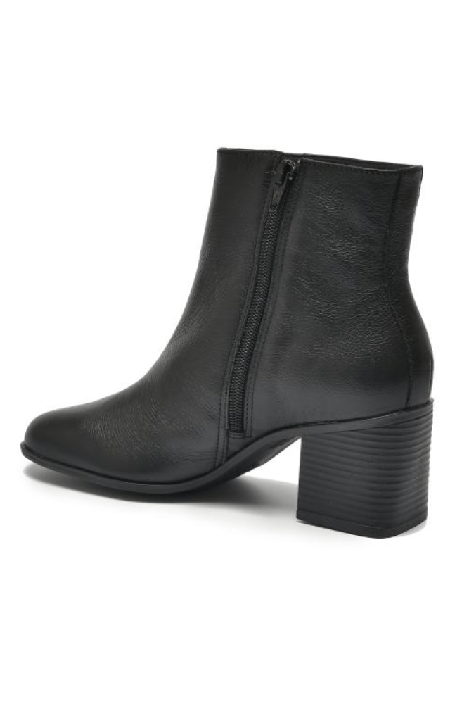 Bota-Ankle-Boot-Via-Marte-Cano-Baixo-Feminina-Couro-224-002-01-Preto