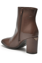 Bota-Via-Marte-Cano-Baixo-Feminina-Verniz-247-001-01-Marrom