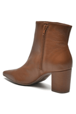 Bota-Via-Marte-Social-Feminina-Cano-Baixo-Em-Couro-236-003-01-Caramelo