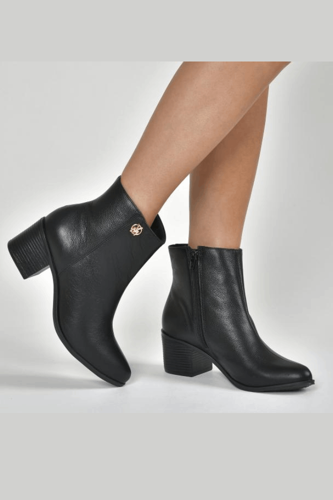 Bota-Via-Marte-Social-Feminina-Cano-Baixo-Em-Couro-066-010-01-Preto