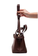 Bolsa-De-Mao-Beira-Rio-Com-Costuras-Diagonais-Decorativas-80043.1-Marrom