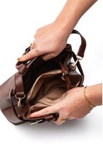 Bolsa-De-Mao-Beira-Rio-Com-Costuras-Diagonais-Decorativas-80043.1-Marrom