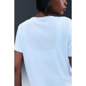 Camiseta Nike Sportswear Essentials Feminina Dx7906-441 Azul