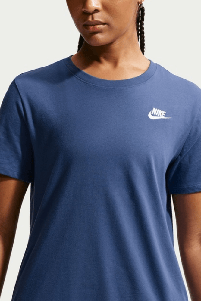 Camiseta Nike Sportswear Club Essentials Feminina Dx7902-461 Marinho